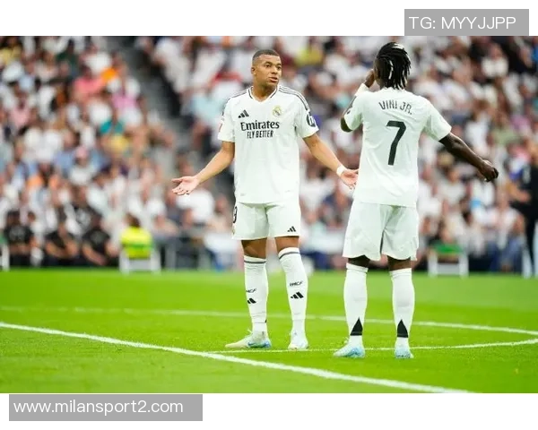 维尼修斯与阿隆索亲密互动缓解皇马更衣室紧张气氛